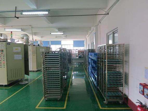黃埔分公司的門(mén)口,換上防靜電服裝,帶上帽子和鞋套進(jìn)入工廠生產(chǎn)車(chē)間后